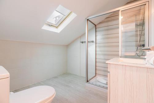 een badkamer met toilet en glazen douche bij Lisbon Times Apartments in Lissabon