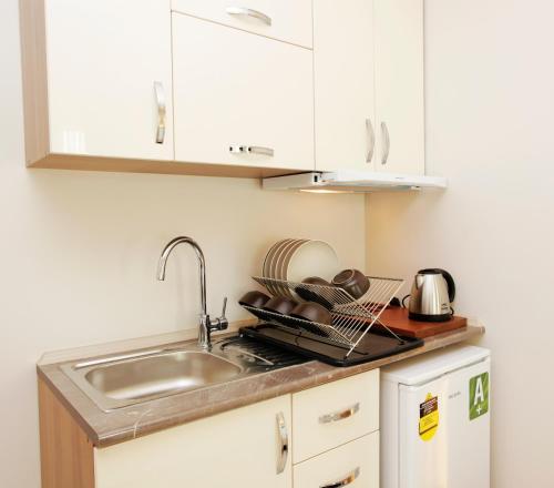 una cocina con fregadero y encimera en Kavalalı Suites, en Estambul