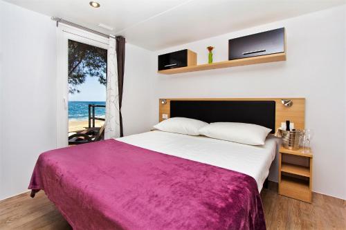Boutique Camping Materada Beach tesisinde bir odada yatak veya yataklar