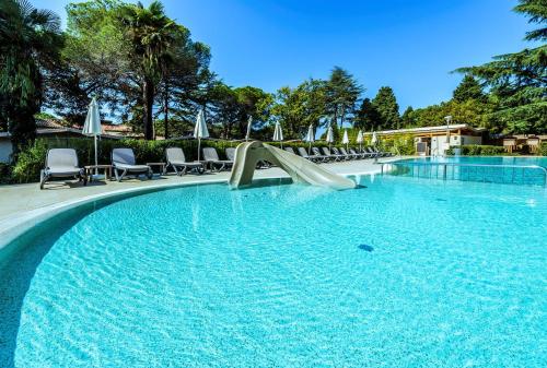 een zwembad met een glijbaan in het midden bij Boutique Camping Materada Beach in Poreč