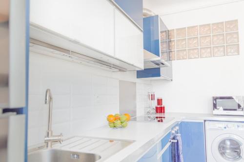 une cuisine blanche avec un évier et un lave-vaisselle dans l'établissement Sunlight Properties - 