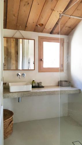 une salle de bain avec un lavabo et un miroir dans l'établissement La petite maison, à Aix-en-Provence
