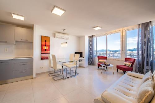 ein Wohnzimmer mit einem Sofa und einem Tisch in der Unterkunft Alicante Skylights Apartments in Alicante