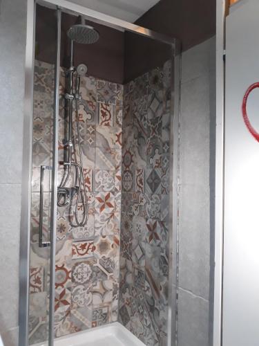 eine Dusche im Bad mit Fliesenboden in der Unterkunft Sul cucuzzolo in Marilleva