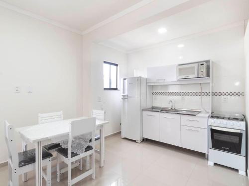 Una cocina o zona de cocina en Aluguel de Apartamento Studio 22 Monoambiente 4 pessoas em Bombas