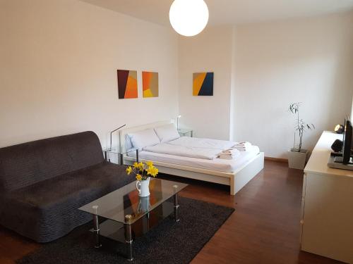 sala de estar con cama y sofá en YourSweetHome, en Berlín