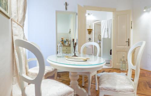 Elegant & Enchanting - Apartment At Old Town Entrance -