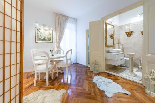 Kúpeľňa v ubytovaní Elegant & Enchanting - Apartment At Old Town Entrance -