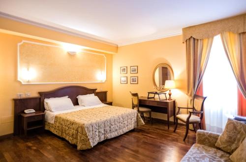 เตียงในห้องที่ Grand Hotel Italia