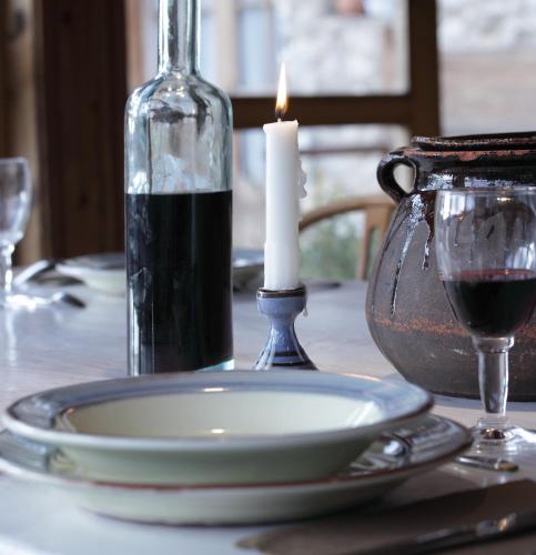 une bougie et une plaque sur une table avec dans l'établissement Chambres d'Hôtes Cal Miquel, à Llo