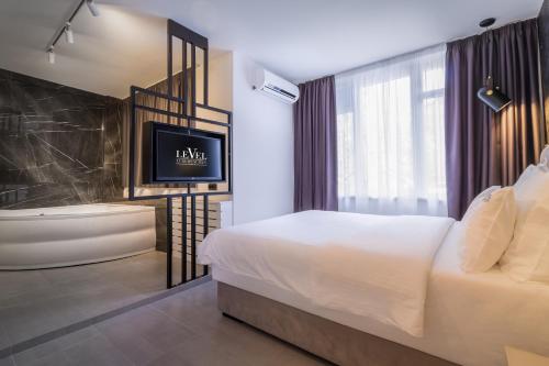 Level Luxury Suitesにあるベッド