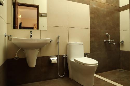 ห้องน้ำของ Velu's Resort