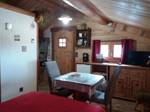 uma cozinha com mesa e cadeiras num quarto em Le Refuge des Marmottes em Arêches