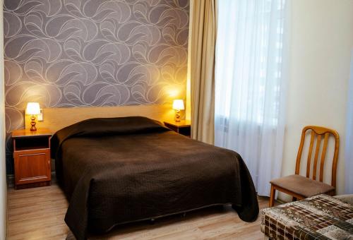 a bedroom with a bed and a wall with a wallpaper at Апартаменты Sampo in Vyborg