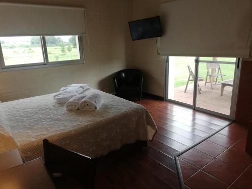 Una habitación de hotel con una cama con toallas. en Hotel Juana de Ibarbourou, en Melo