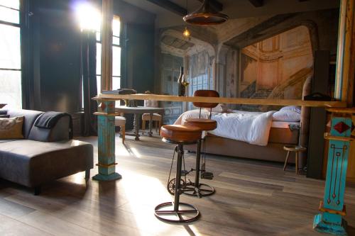 a room with a bed and a table and a chair at Boutique Logement Londen Centrum Middelburg in Middelburg