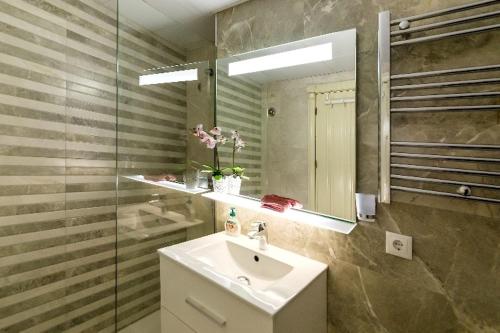 y baño con lavabo y espejo. en Apartamento Azahara, en Córdoba