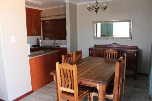 Dapur atau dapur kecil di Bluewater Beachfront Guest House