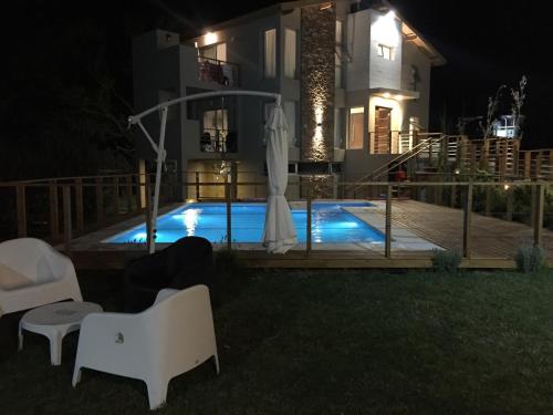 una piscina frente a una casa por la noche en Brisas del Mar, en Mar Blava