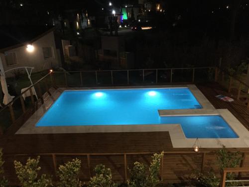una gran piscina azul por la noche en Brisas del Mar, en Mar Blava