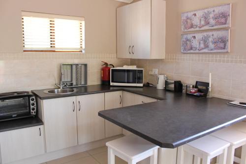 Dapur atau dapur kecil di Bluewater Beachfront Guest House