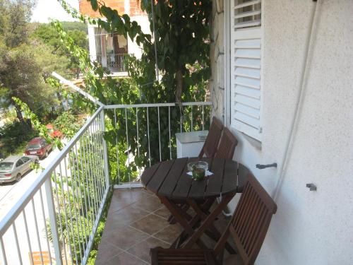 a balcony with a table and chairs on a balcony at Villa Volga in Jelsa