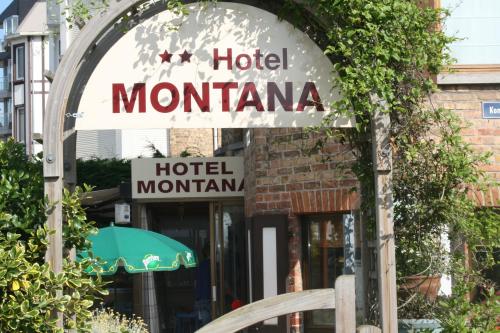 ein Schild für eine Hotelmontana vor einem Gebäude in der Unterkunft Hotel Montana in De Panne