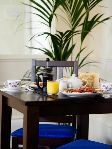 Una mesa con un plato de comida para desayunar encima. en Carlton House Scarborough, en Scarborough