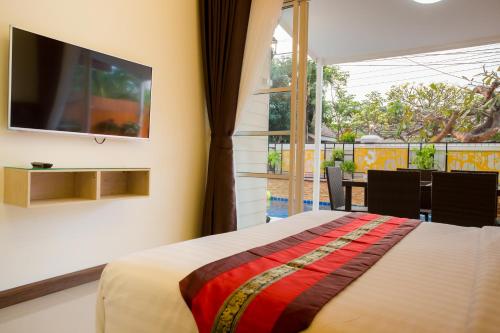 Pattaya Pool Villa 39B 300 mater to beach gate tesisinde bir odada yatak veya yataklar