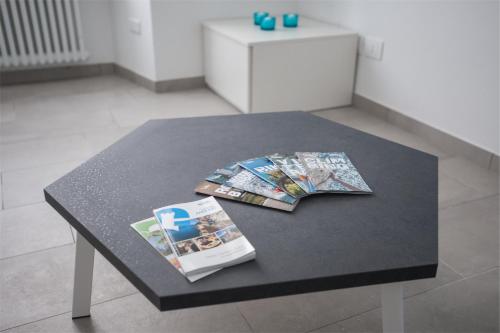 a black table with magazines on top of it at Residenza Picalof in Nago-Torbole
