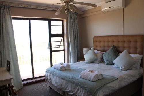 Säng eller sängar i ett rum på Bluewater Beachfront Guest House