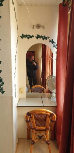 a man taking a picture of a table with a mirror at De Zevende Hemel in Kerkrade