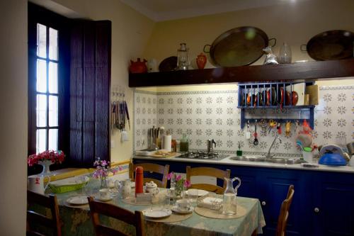 a kitchen with a table with chairs and a sink at Hacienda de Santa Teresa in Almonte