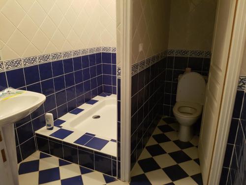 Orangerie LAGAILLARDE في Thil: حمام مع مرحاض وحوض استحمام ومغسلة