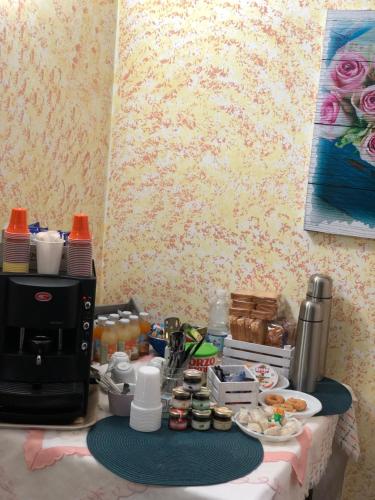uma mesa com cafeteira e comida em Bed and Breakfast IL CAVALIERE em Pozzilli