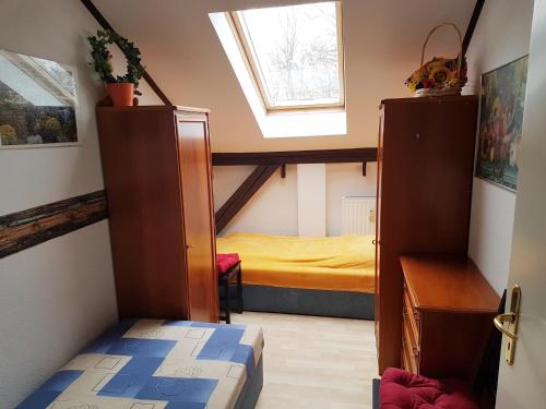 BöhlenにあるFerienwohnung Hoffmann Grossdeuben DGのベッドと窓が備わる小さな客室です。