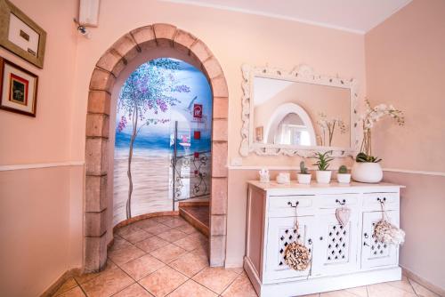a hallway with an archway in a house at Hotel Moderno in SantʼAntìoco