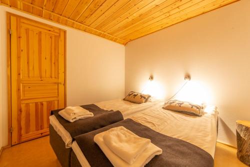 - une chambre avec un lit et 2 oreillers dans l'établissement Kuukkeli Apartments Teerenpesue F 46, à Saariselka