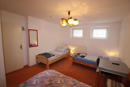 Zimmer mit 2 Betten und einem Kronleuchter in der Unterkunft Private Room - Messe Nord in Hannover