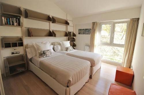 En eller flere senge i et værelse på Bonita villa pareada con piscina privada