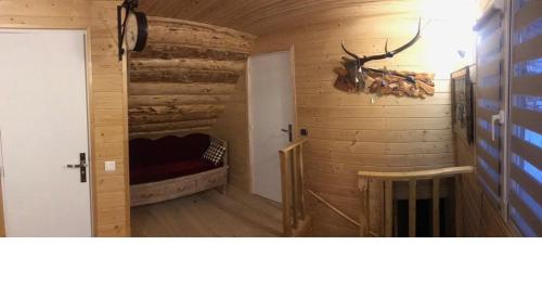ein kleines Zimmer mit einer Bank in einem Blockhaus in der Unterkunft У Насті in Jaremtsche