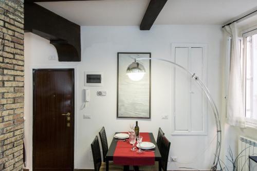 une salle à manger avec une table et des chaises rouges dans l'établissement Campo de' Fiori apartment, à Rome