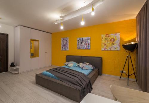 ドニプロにあるKvartira-studiia v tsentre Dnepraの黄色の壁のベッドルーム1室