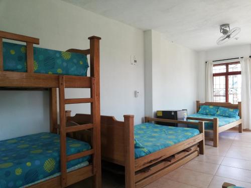 מיטה או מיטות קומותיים בחדר ב-Hotel Brisas del Mar San Antero