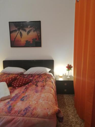 a bedroom with a bed and a painting on the wall at Venice Best Vacation in Marghera