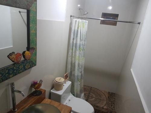 Mágico lugar en el Valle Sagrado في كوسكو: حمام مع مرحاض وستارة دش