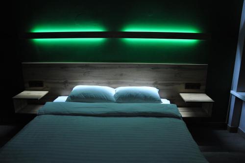 Katil atau katil-katil dalam bilik di FULL HOUSE capsule hostel