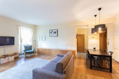una sala de estar con un sofá y una mesa en Casa delle colonne - grande immobile di design, en Turín