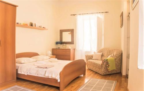 1 dormitorio con 1 cama y 1 silla en Dolce Vita Old Town Studio, en Dubrovnik