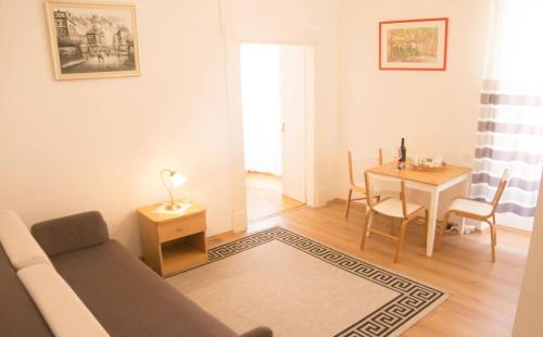sala de estar con sofá y mesa en Dolce Vita Old Town Studio, en Dubrovnik